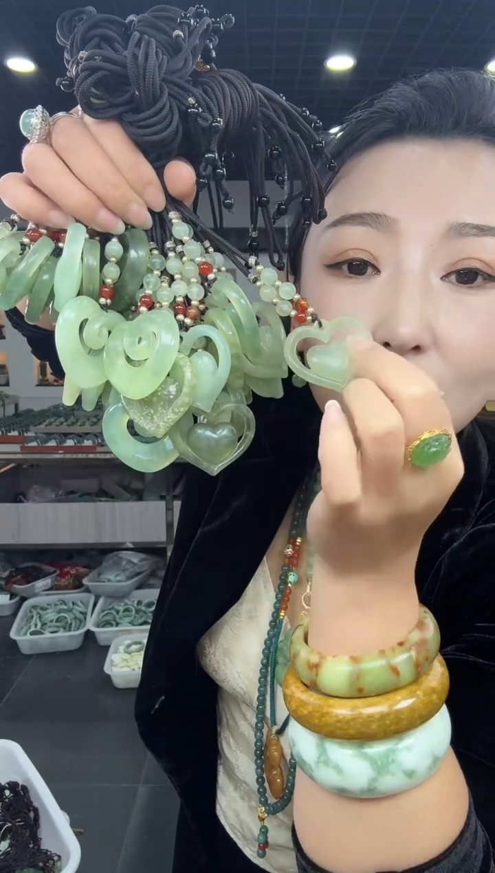 未镶嵌岫玉颈饰180爱心【半珠链】随机发货其中一个