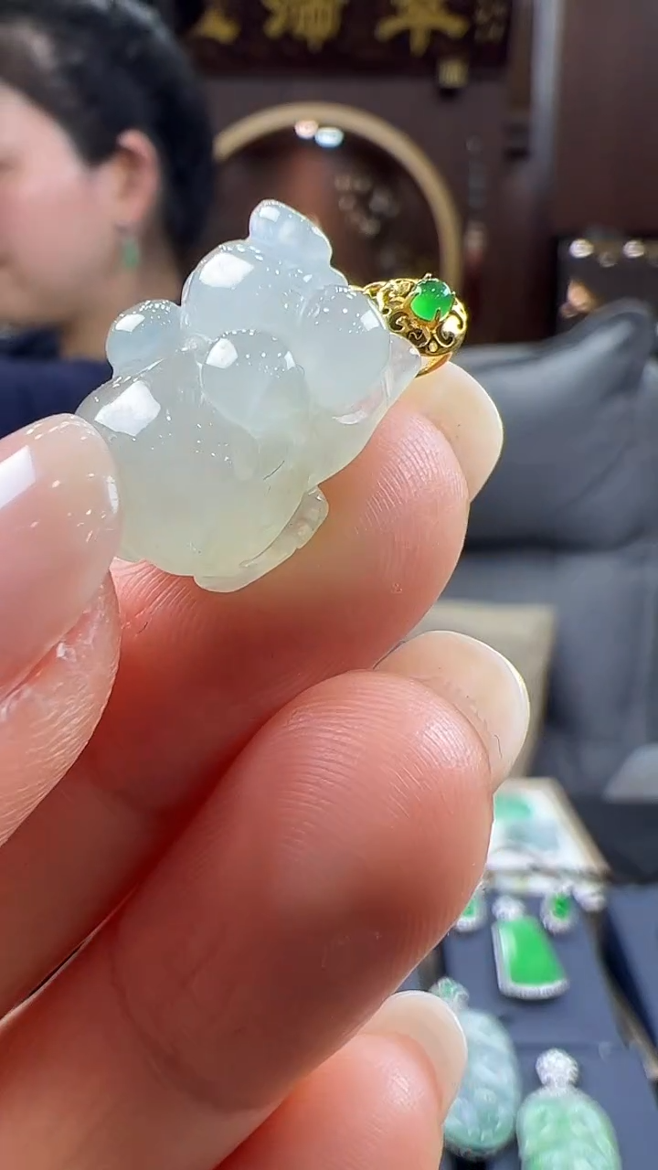 【闪购商品】翡翠18K金镶嵌挂件猪猪不含链