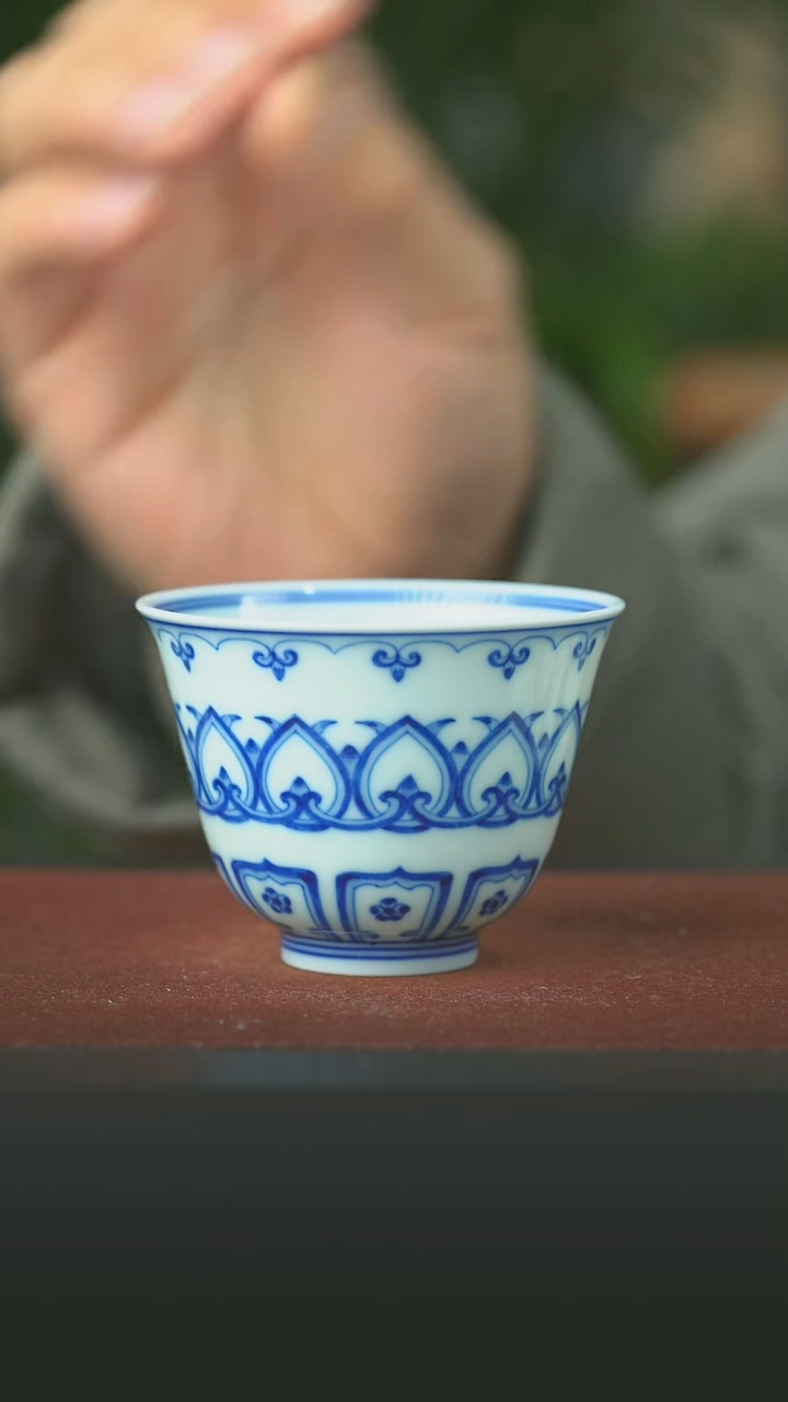 陶瓷青花宝相铃铛杯
