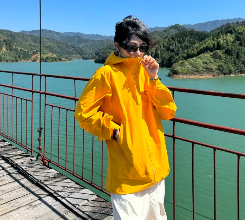 95新 ARC'TERYX/始祖鸟 FM0043 黄色logo印花棉质夹克外套 XL码