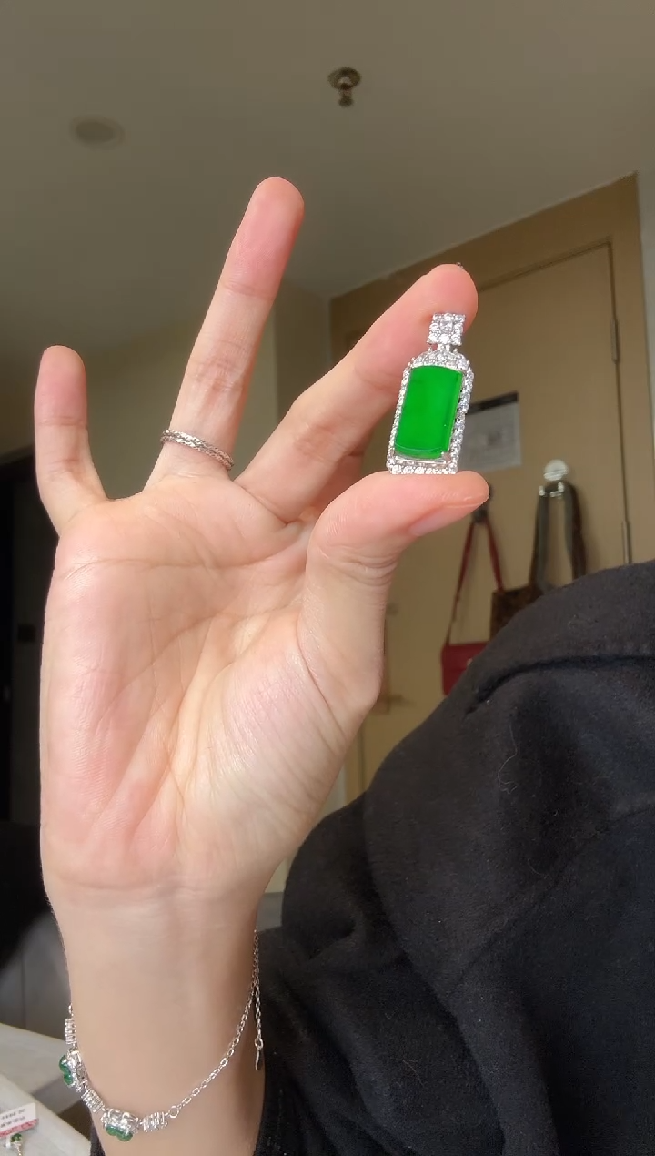 【闪购商品】翡翠吊坠(不含链)银S925镶嵌天然翡翠吊坠