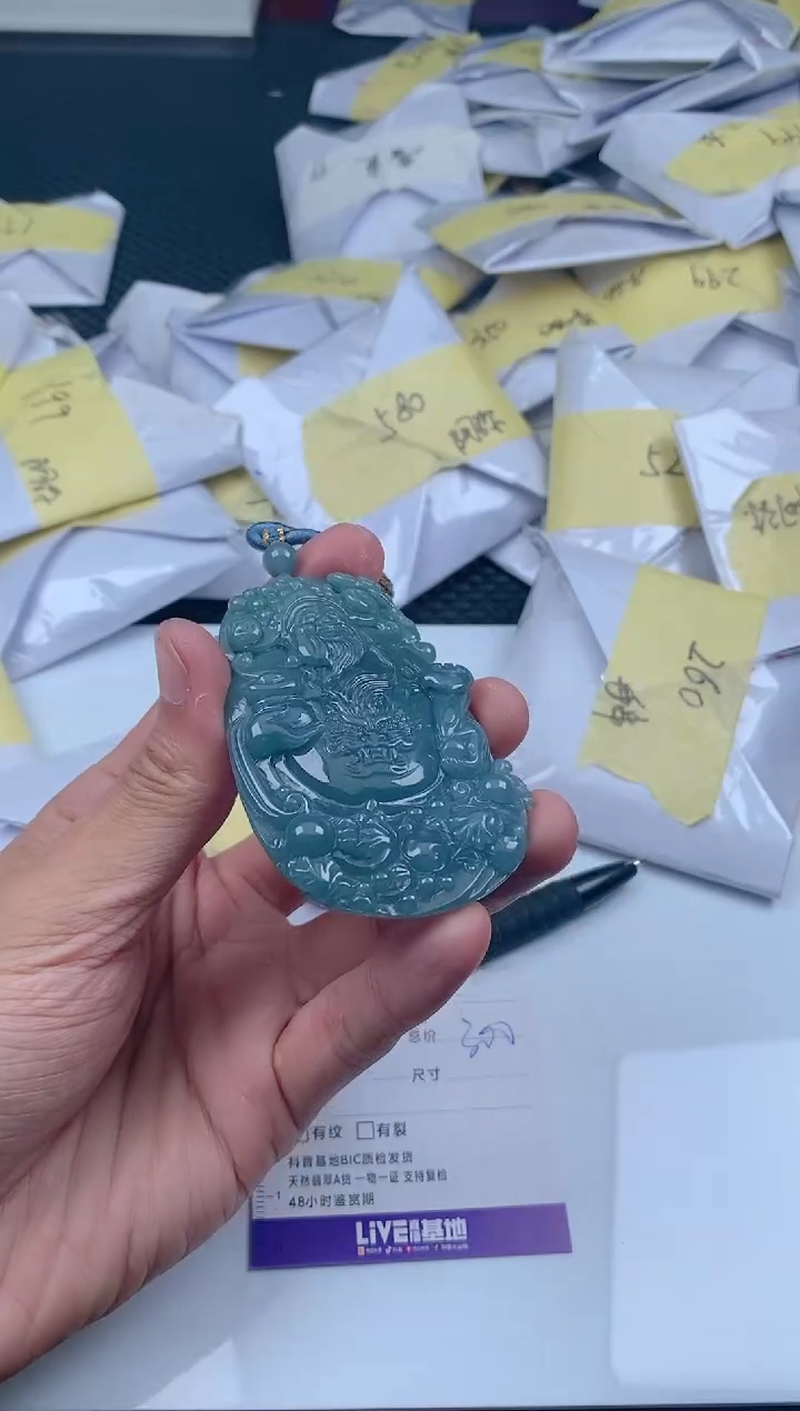 翡翠未镶嵌颈饰         