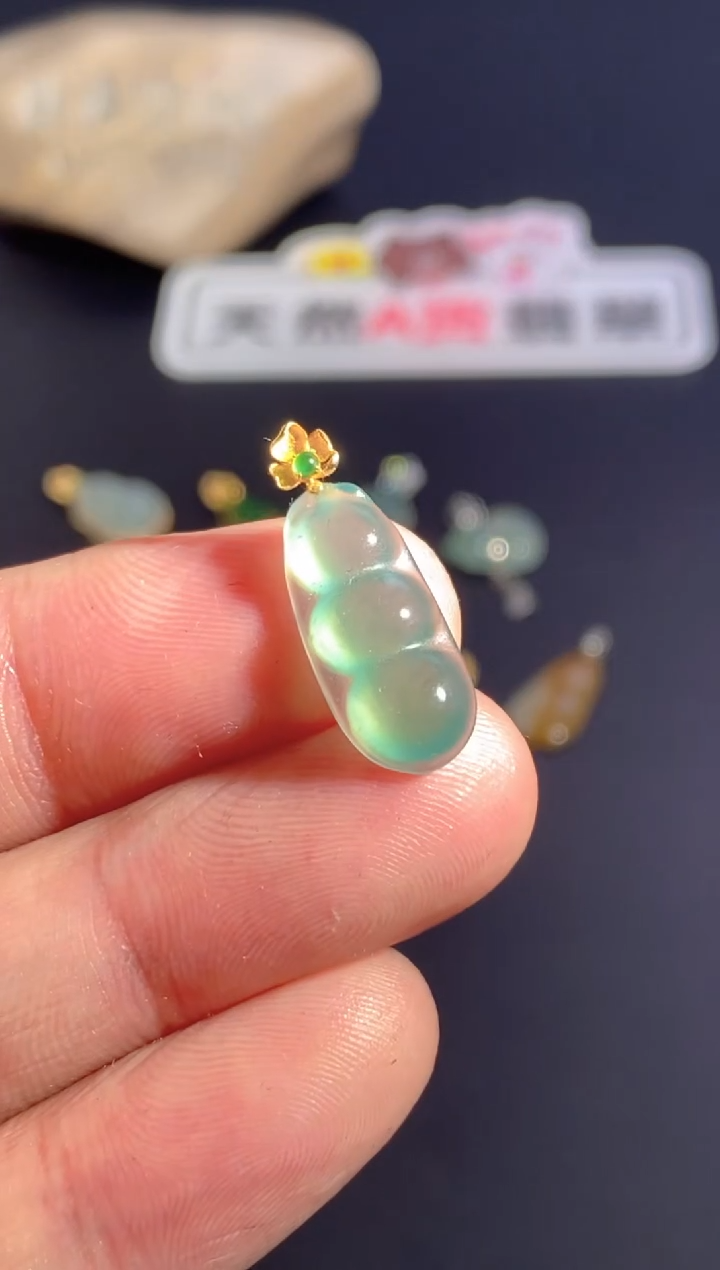 颈饰18K金镶嵌翡翠    