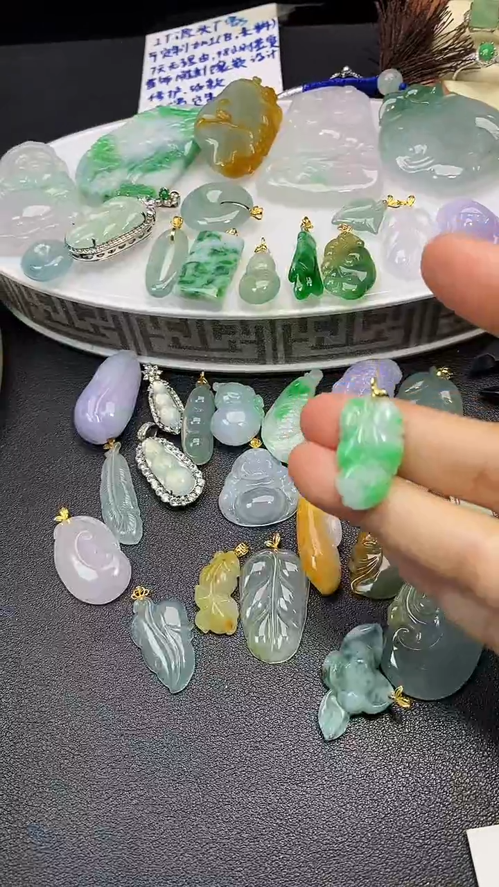 颈饰18K金镶嵌翡翠吊坠