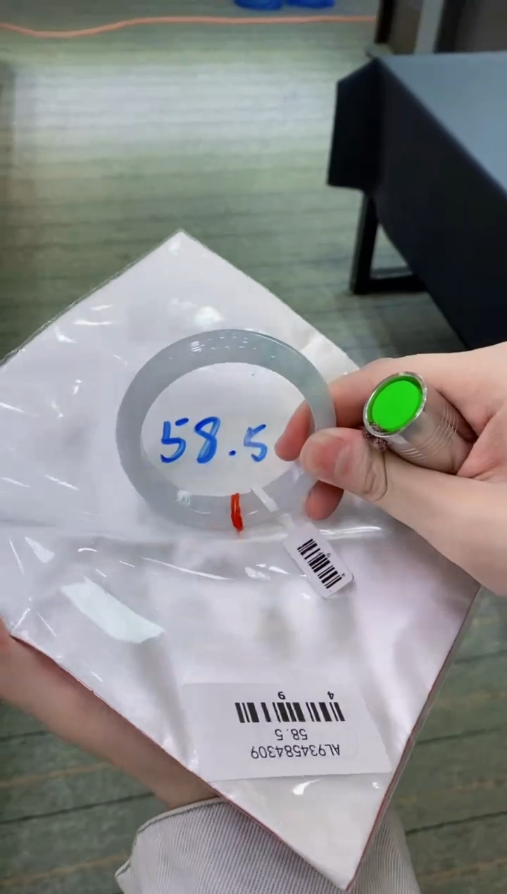 【闪购商品】翡翠手镯未镶嵌             