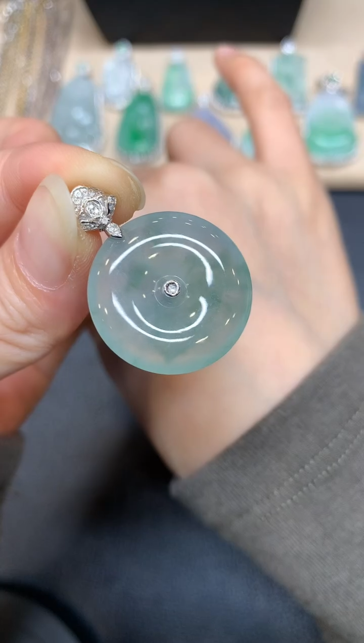 【闪购商品】翡翠颈饰18K金镶嵌平安扣【无服务费