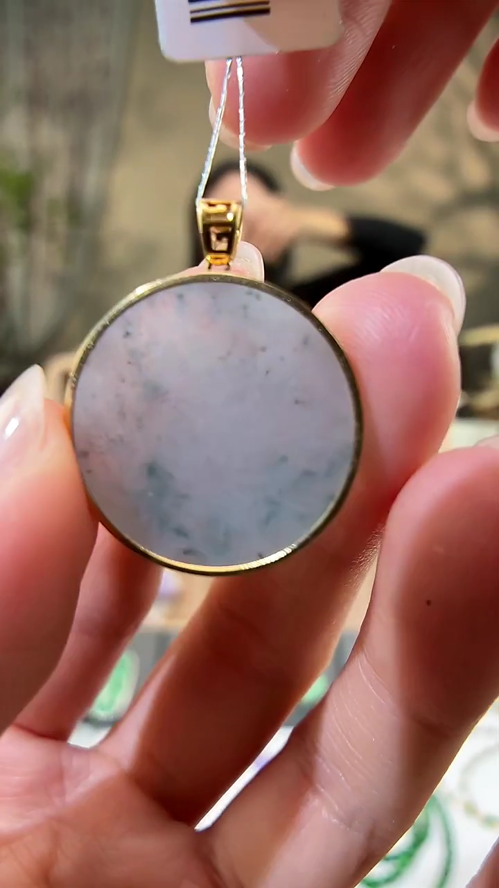 颈饰18K金镶嵌翡翠无事牌