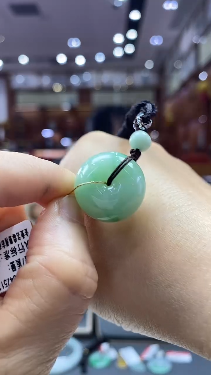 颈饰未镶嵌翡翠平安扣