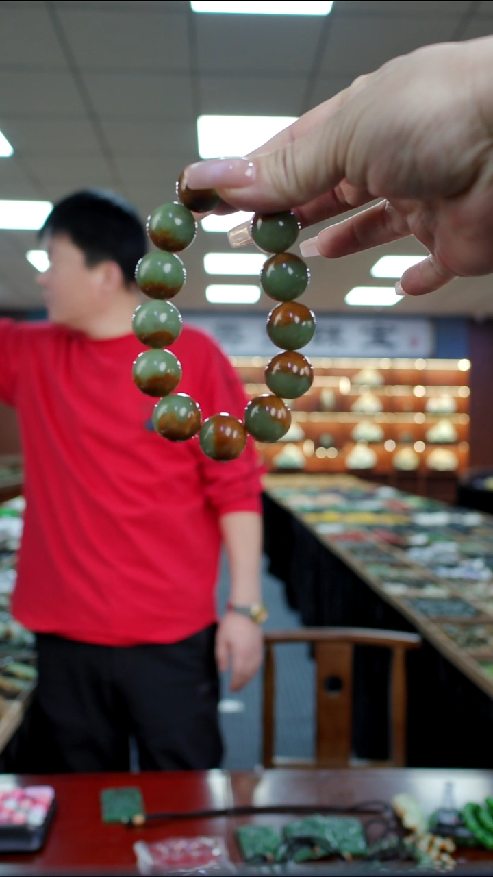 未镶嵌手链透闪石质玉城****。手串