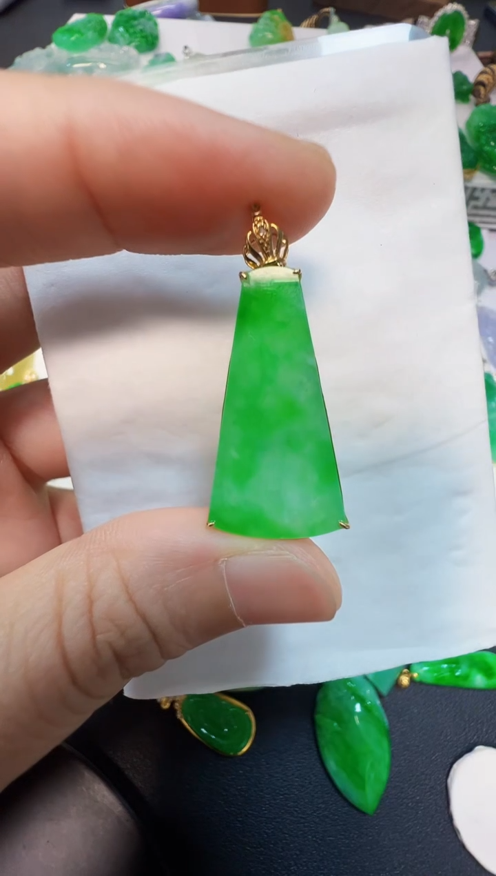 翡翠18K金镶嵌吊坠(不含链)1500