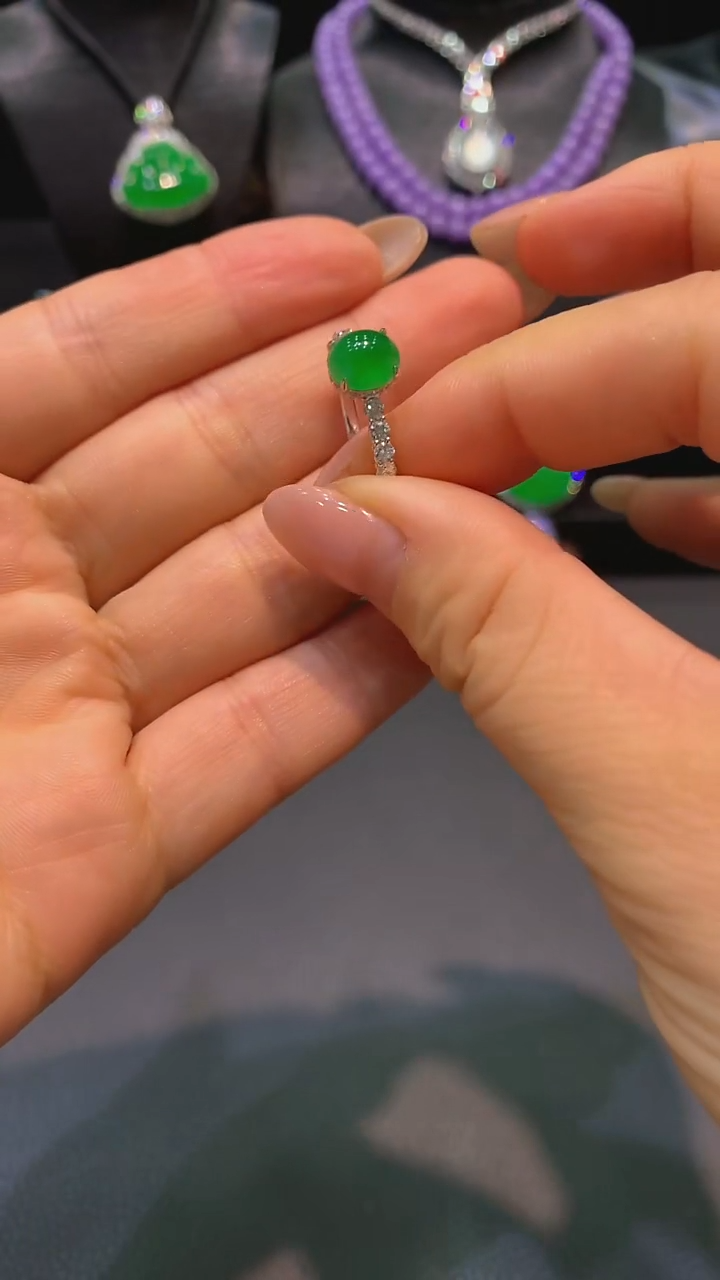 18K金镶嵌戒指翡翠戒指