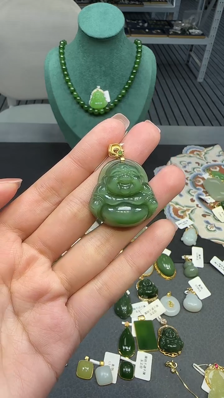 18K金镶嵌和田玉挂件1