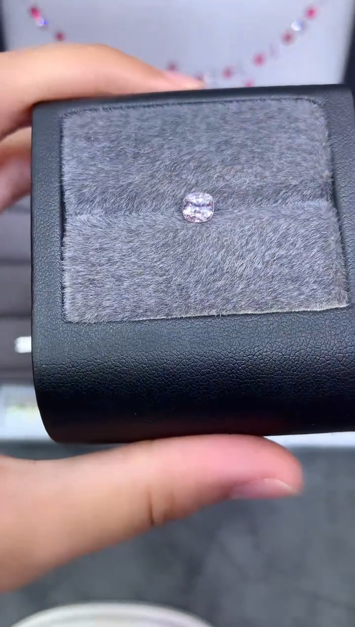 裸石未镶嵌尖晶石枕型 金属银色调 0.74ct