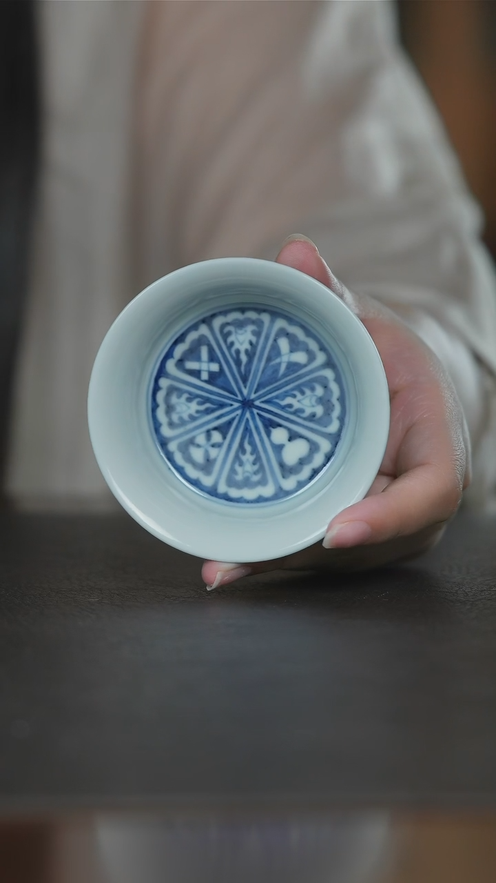 记蓝内绘八宝马蹄杯