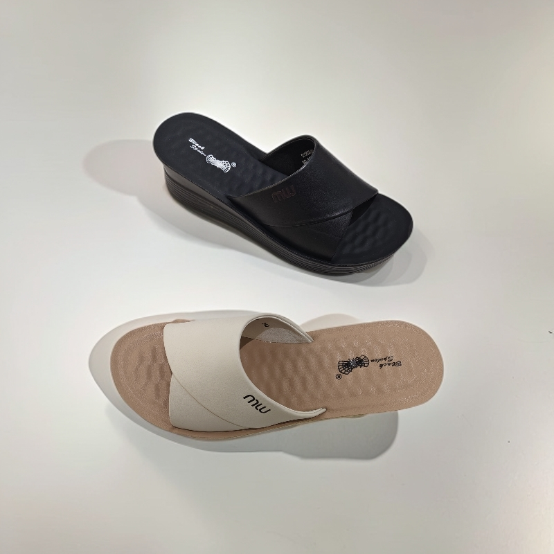 新款软底防滑真皮中老年女士夏季外穿坡跟凉拖鞋21252-21253厚底