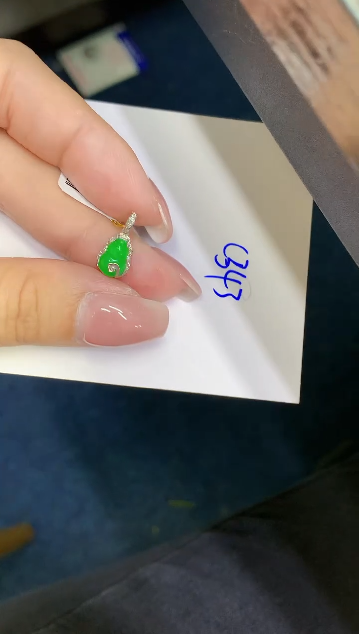 翡翠18K金镶嵌颈饰缅甸天然翡翠A货