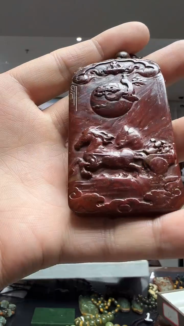 未镶嵌透闪石质玉挂件马