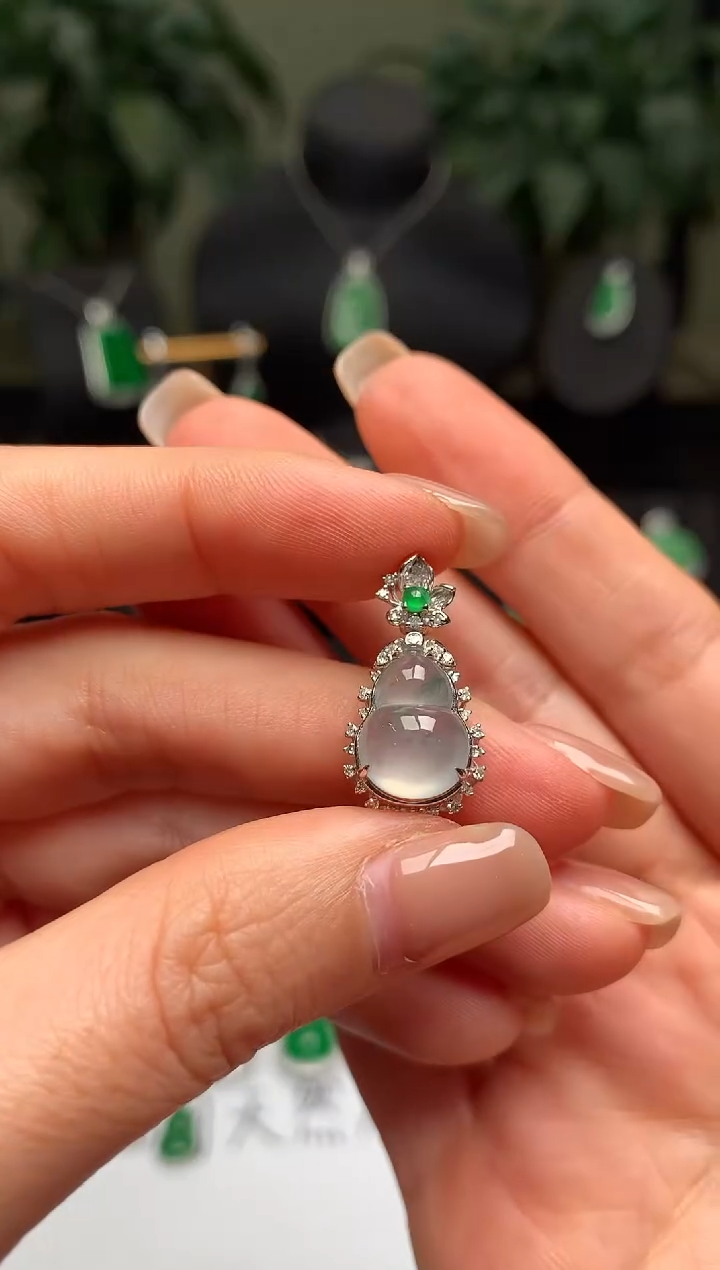 颈饰18K金镶嵌翡翠葫芦