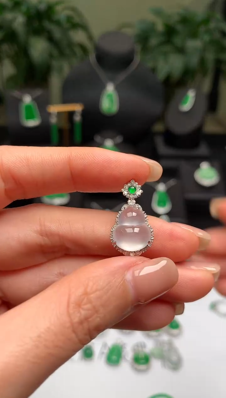 颈饰18K金镶嵌翡翠葫芦