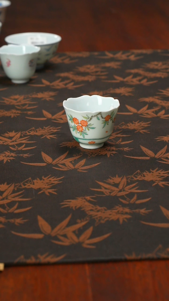 四音太粉彩落花流水花口杯