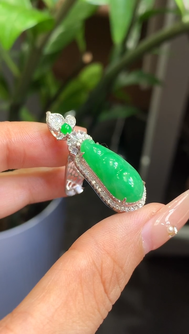 18K金镶嵌挂件翡翠豆子