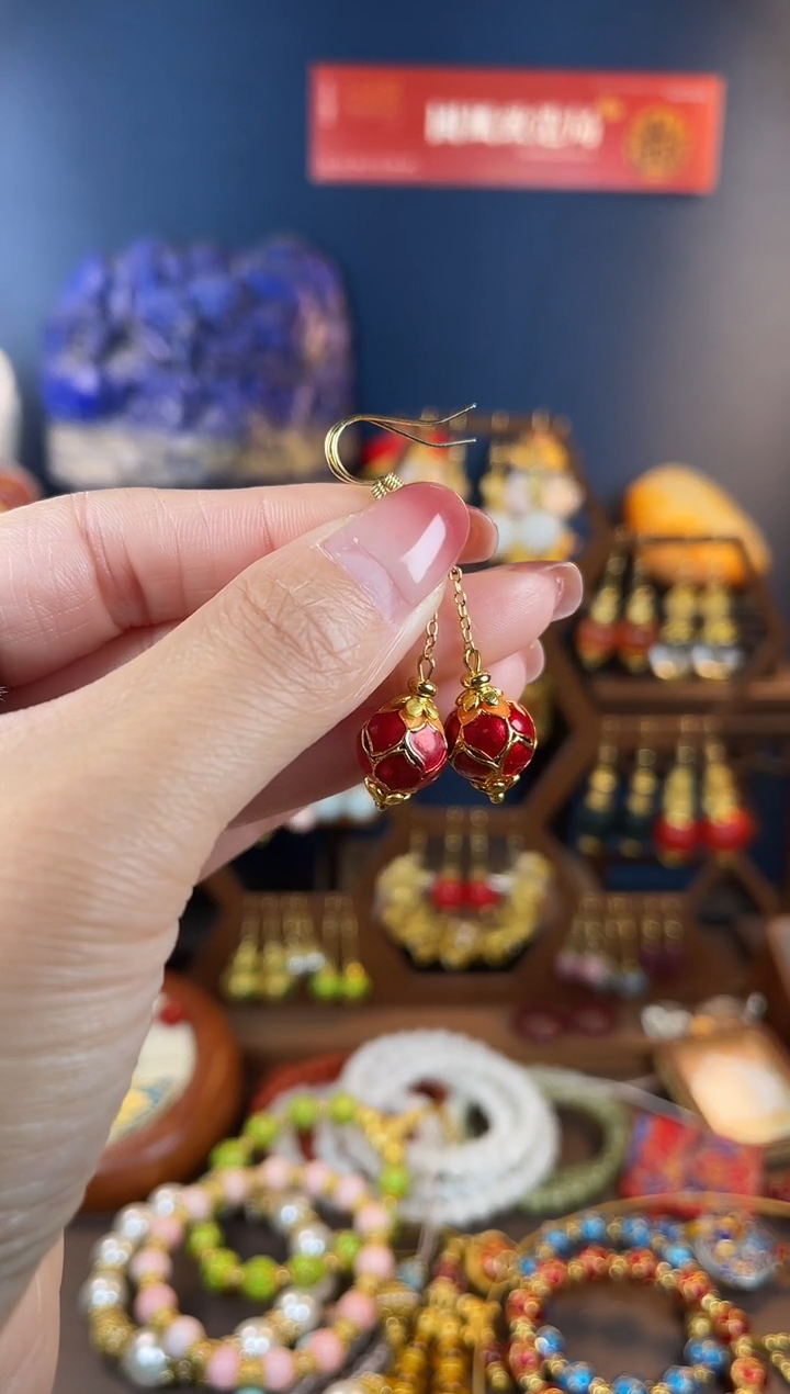，红色莲花珐琅耳钩