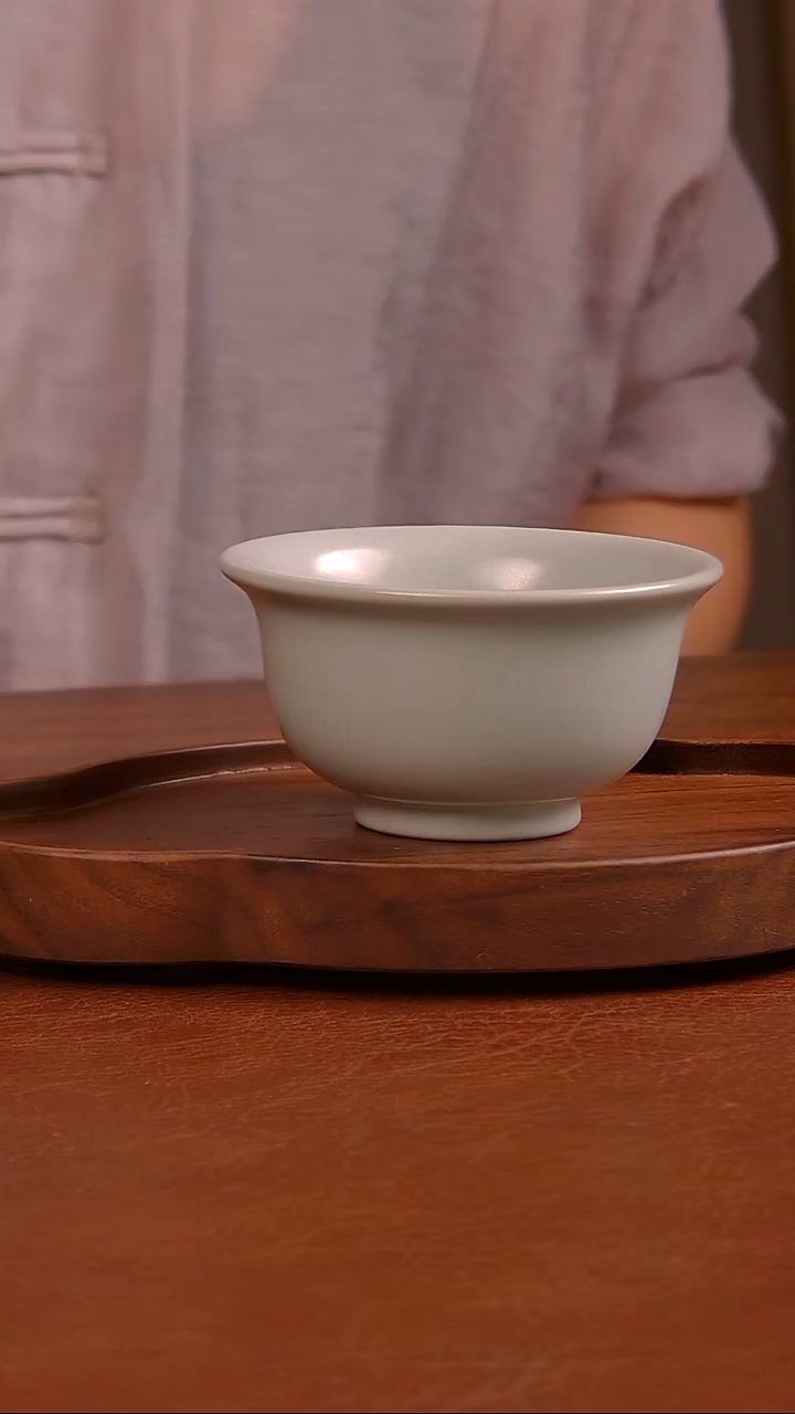 976号  月白压手杯   王  