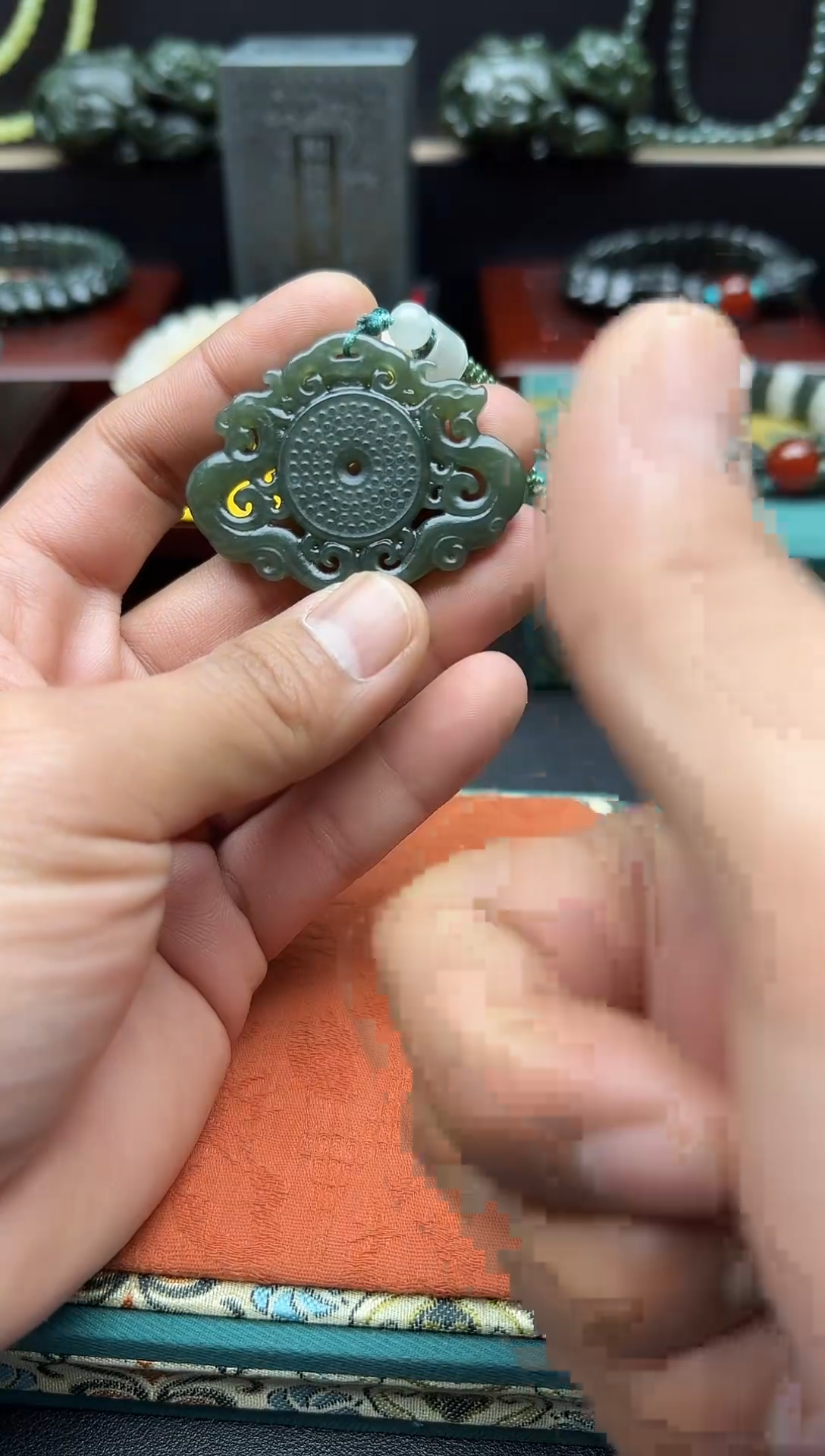 颈饰未镶嵌和田玉且末蓝双龙护主如意牌