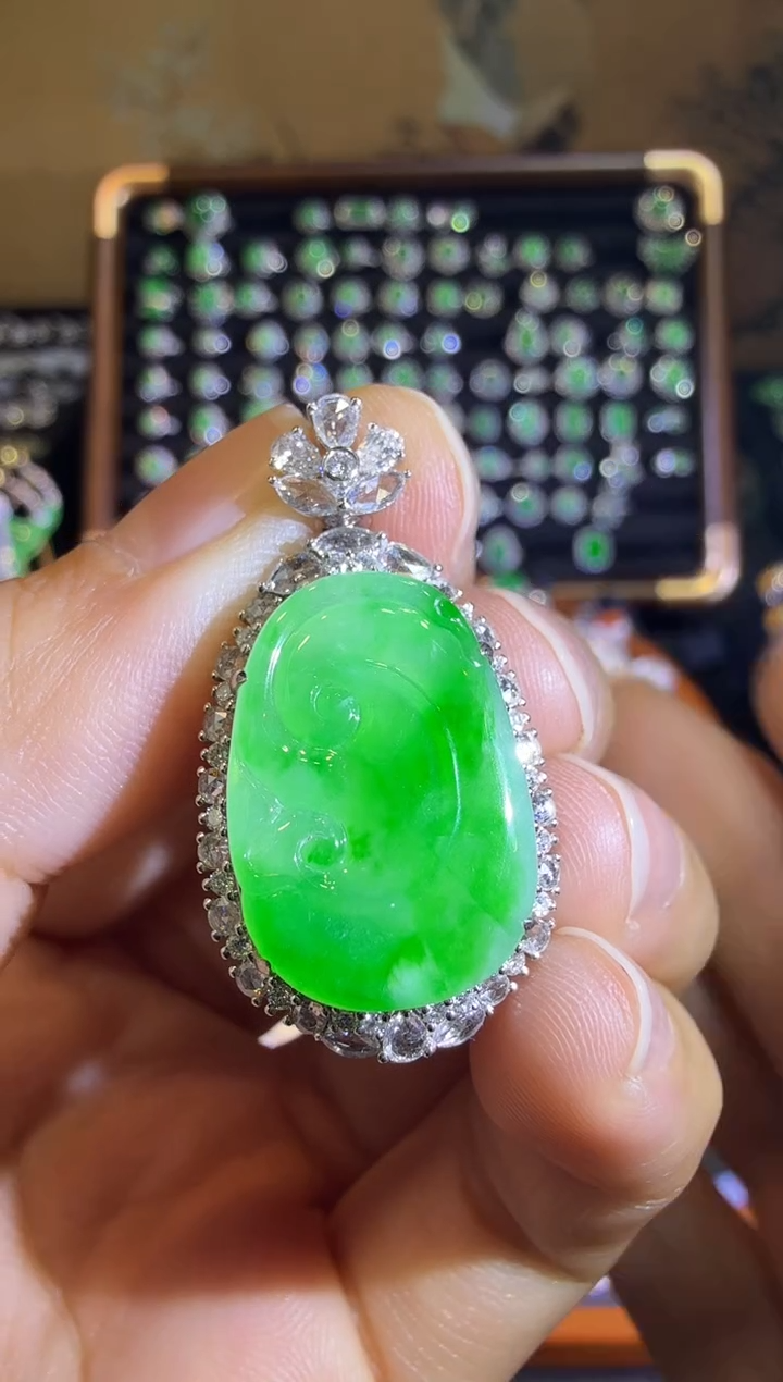 【闪购商品】翡翠吊坠(赠链)18K金镶嵌金丝绿如意