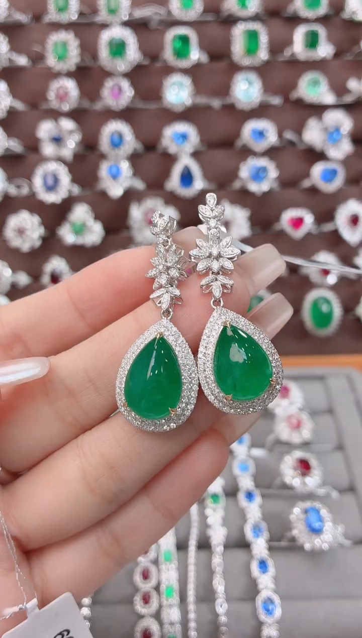 耳饰18K金镶嵌祖母绿13.8克拉