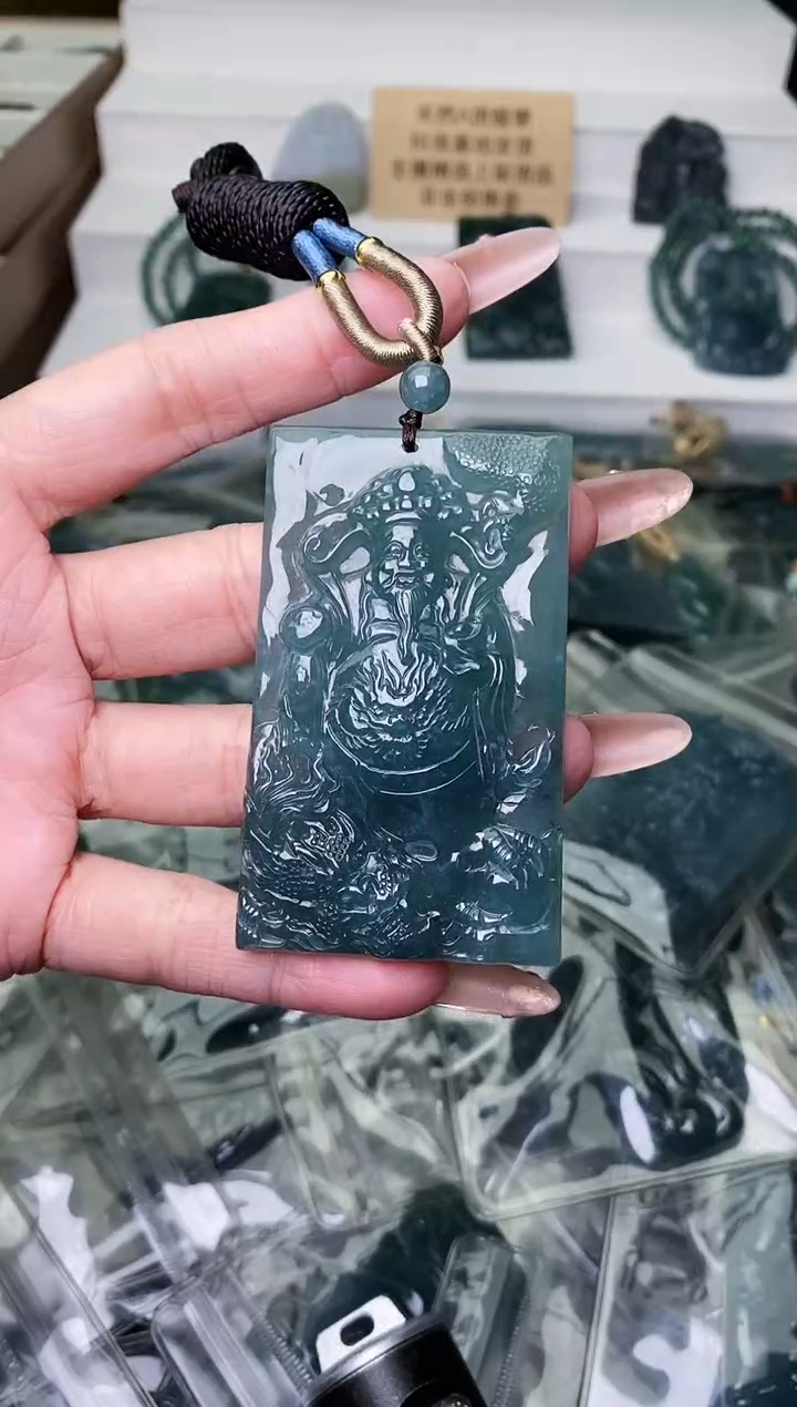 颈饰未镶嵌翡翠 
