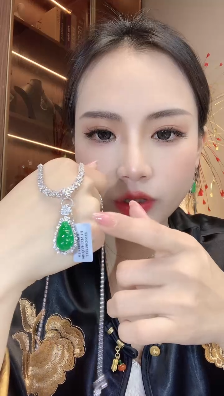 【闪购商品】翡翠吊坠(不含链)18K金镶嵌D35