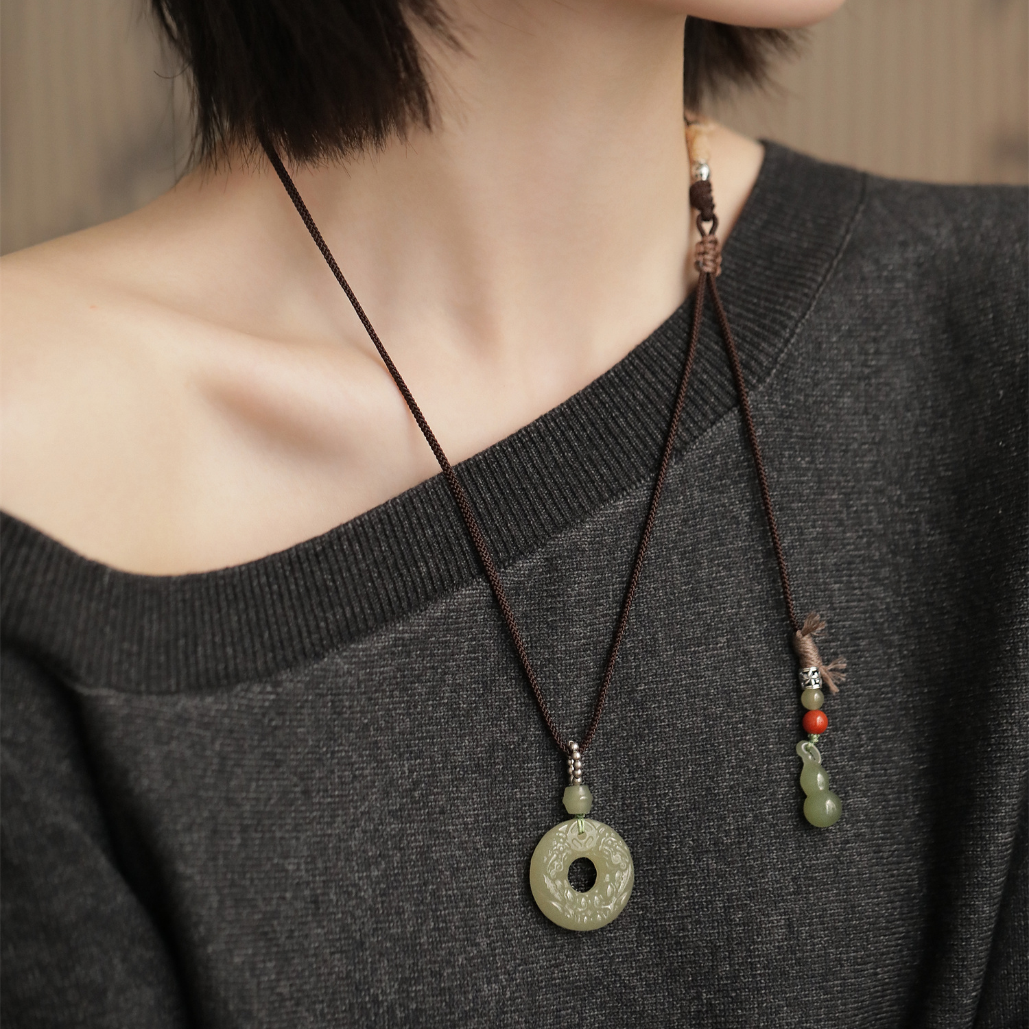 N18767<晶贵坊2>S925银和田玉龙纹平安扣葫芦桶珠南红小象项链