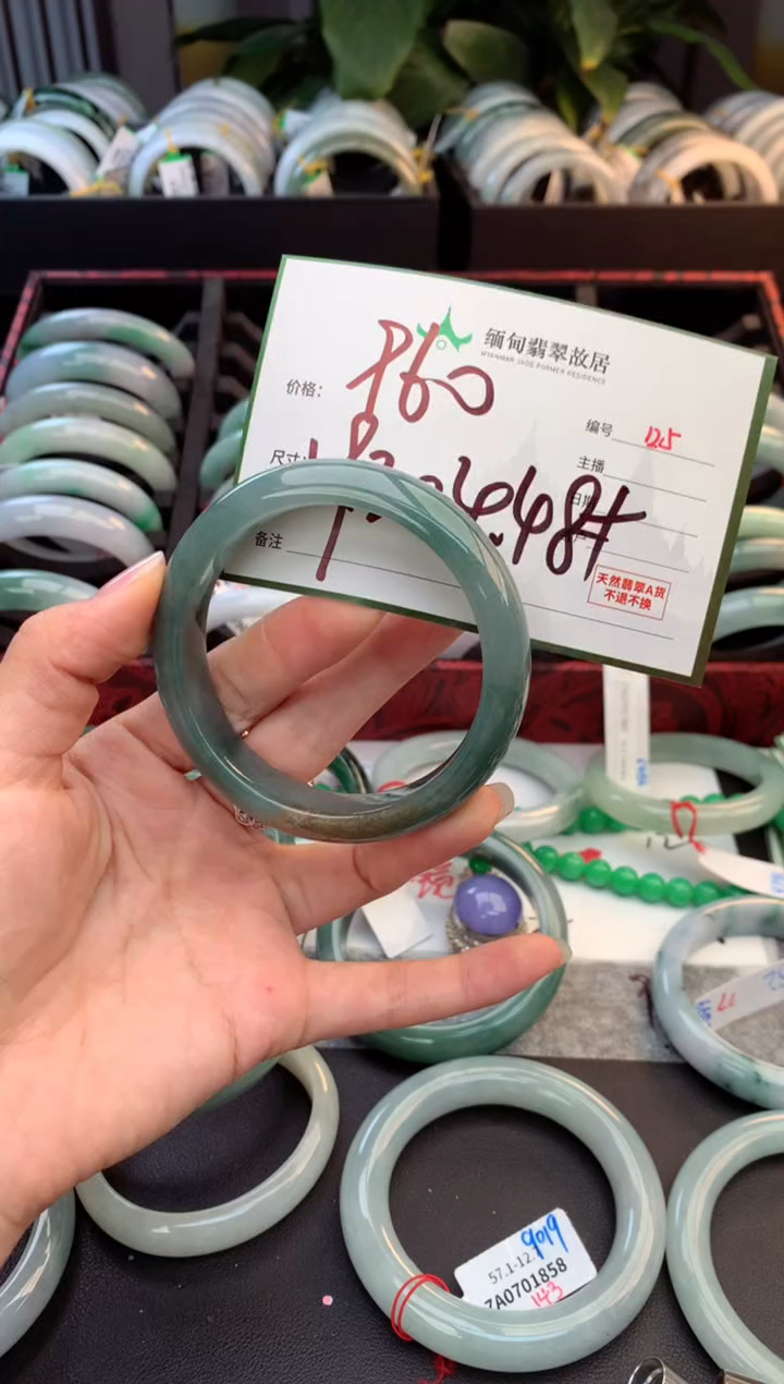 未镶嵌定制翡翠毛货需精细抛光+多人