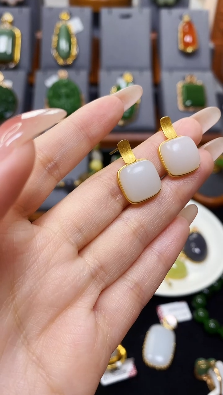 【闪购商品】和田玉羊脂方形耳钉18K金镶嵌*