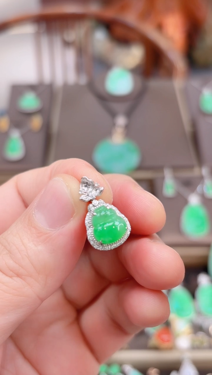 【闪购商品】翡翠吊坠(赠链)18K金镶嵌葫芦吊坠