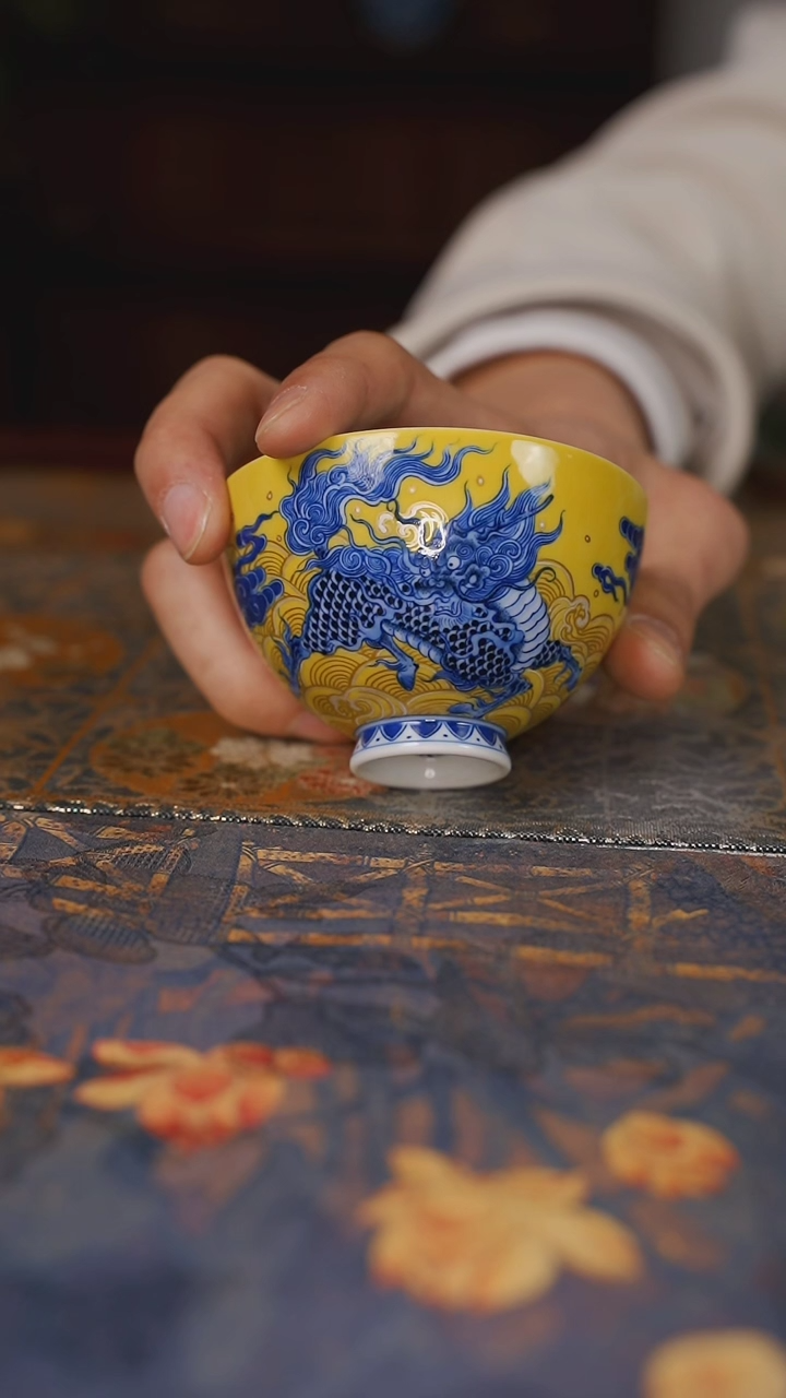 【闪购商品】杯水造青花黄釉麒麟鸡心杯