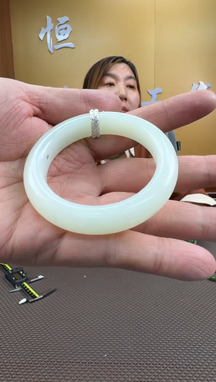 【闪购商品】和田玉手镯未镶嵌52