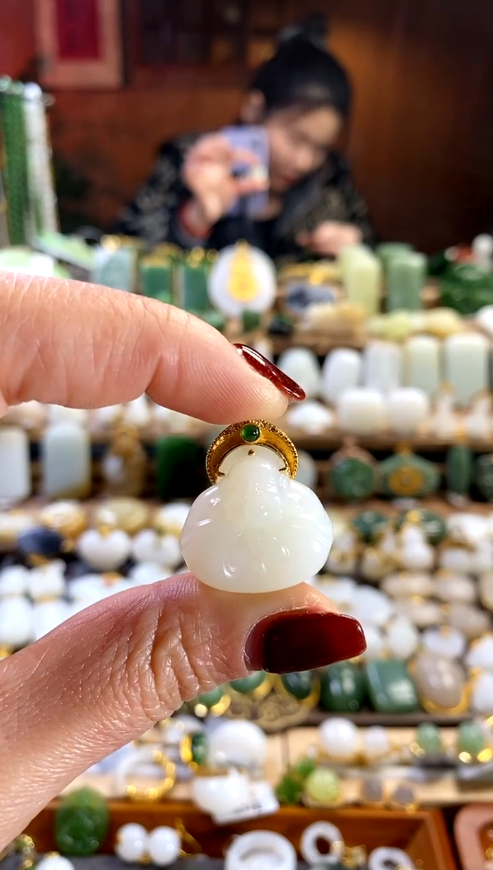 【闪购商品】和田玉吊坠18K金镶嵌。