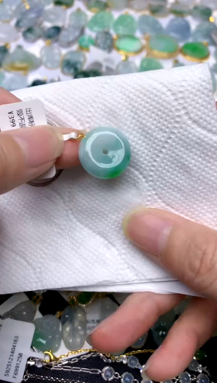 颈饰18K金镶嵌翡翠天然A货翡翠