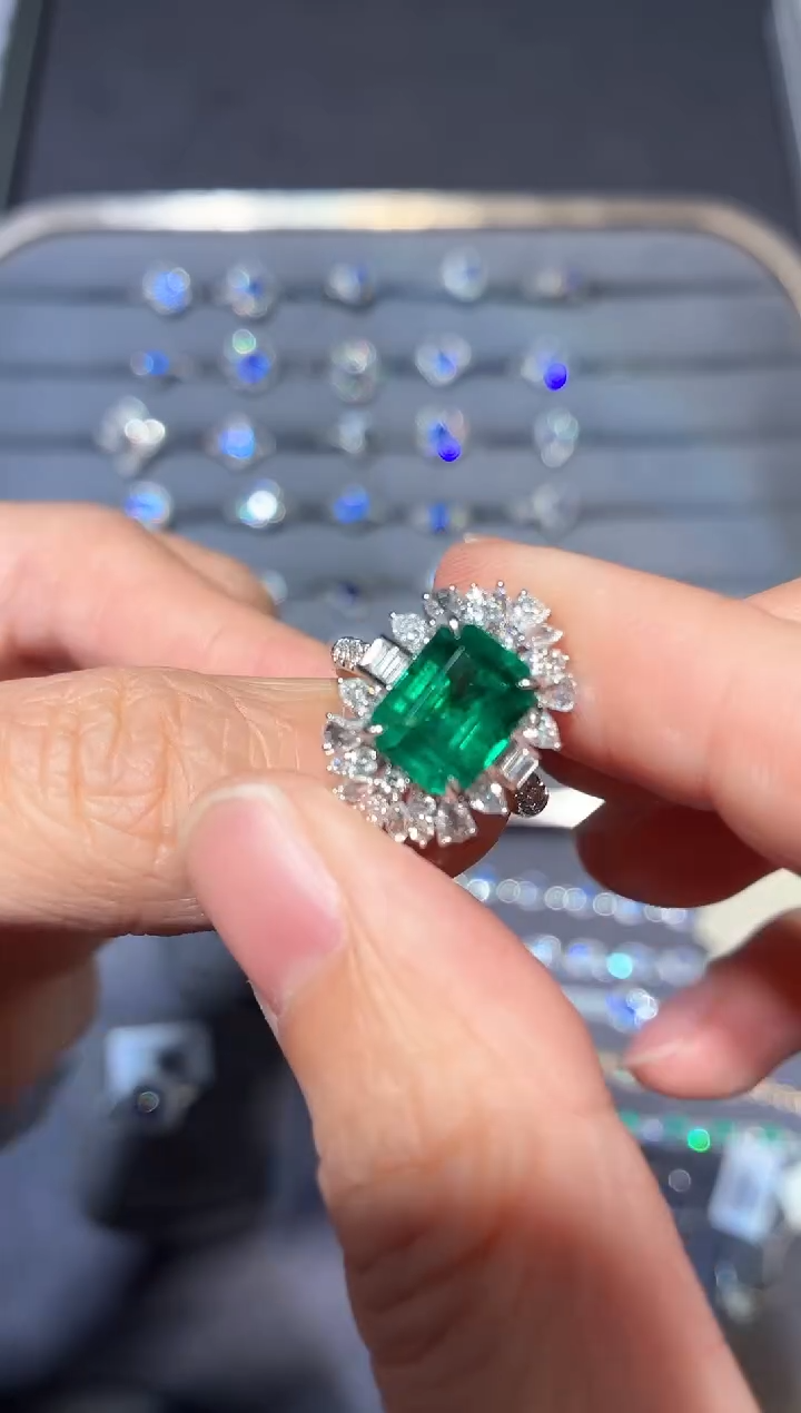 18K金镶嵌戒指祖母绿【闪购】4.4ct/同步展会价