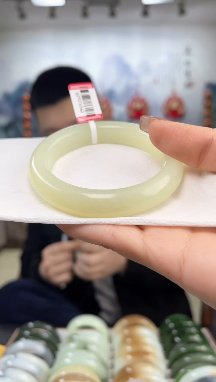 【闪购商品】和田玉手镯未镶嵌55圈口仅一只