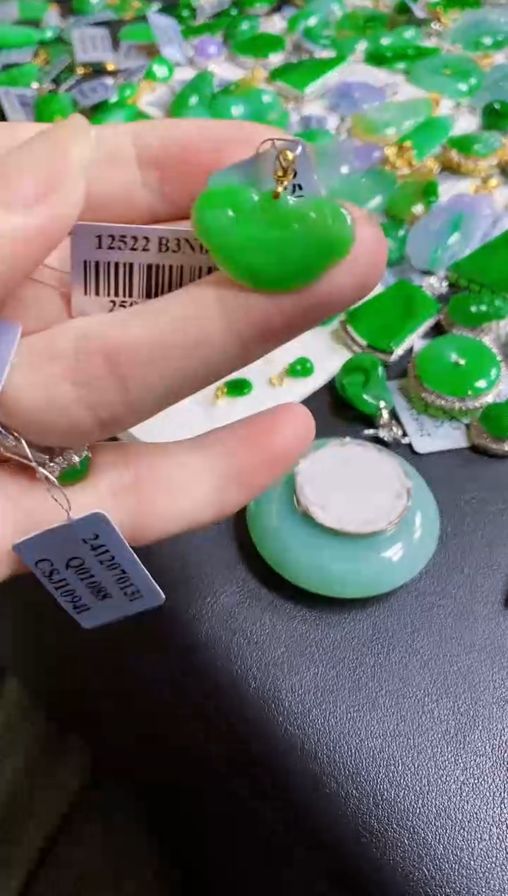 翡翠18K金镶嵌颈饰吊如意