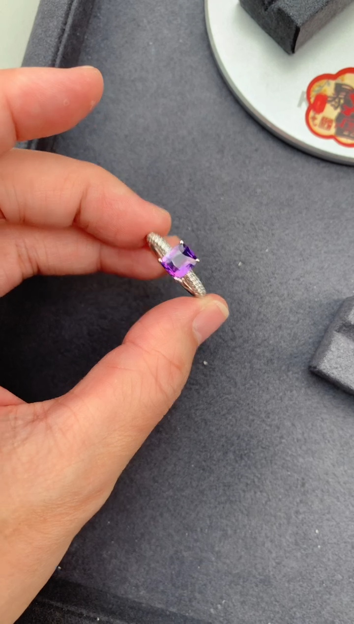 【闪购商品】彩色蓝宝石戒指18K金镶嵌1.5ct紫蓝宝戒指