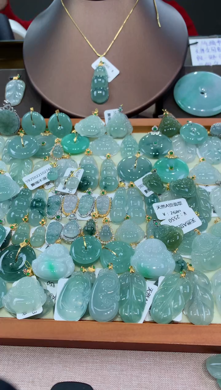 【闪购商品】翡翠颈饰18K金镶嵌天然翡翠A货挂件