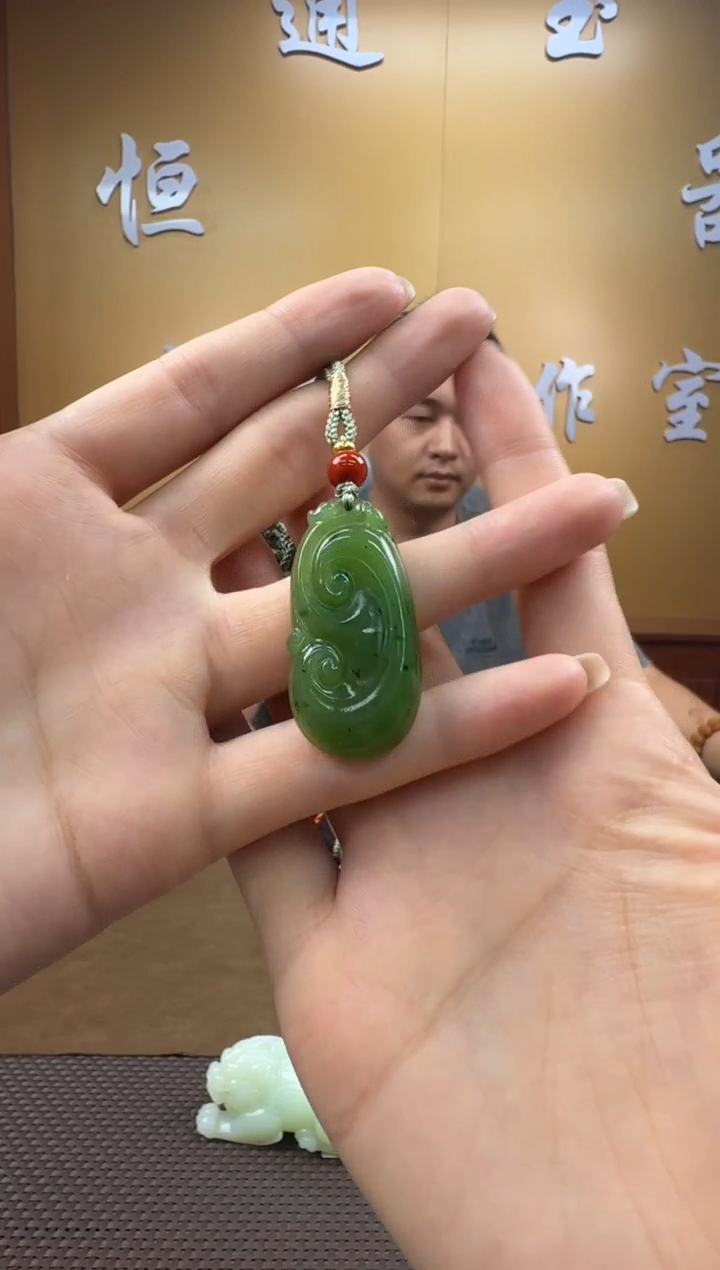 和田玉未镶嵌颈饰挂件如意