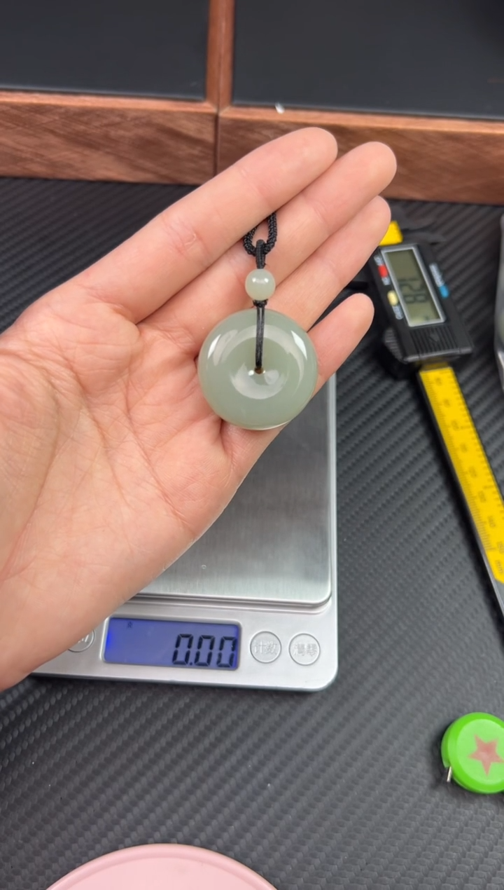 【闪购商品】和田玉吊坠(赠链)未镶嵌且末微色差近矿