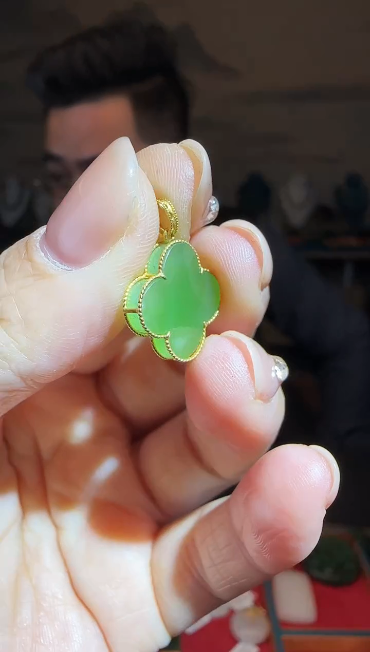 颈饰18K金镶嵌和田玉四叶草 