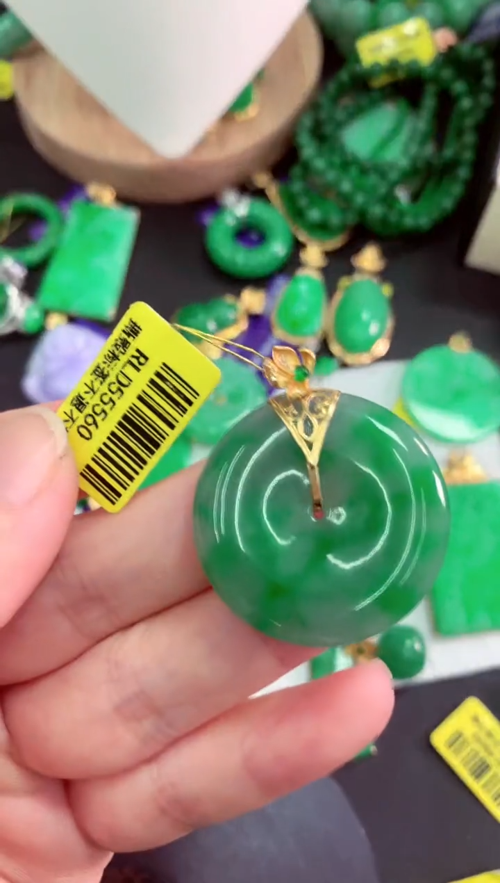 颈饰18K金镶嵌翡翠挂件