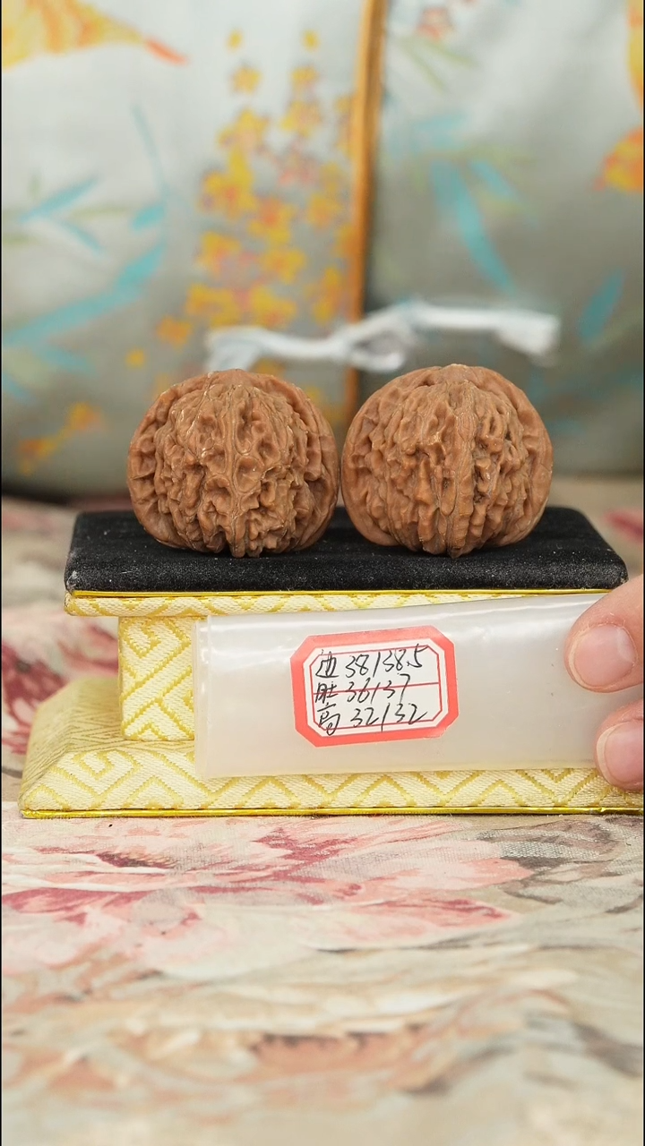 【闪购商品】文玩核桃把件一代楼